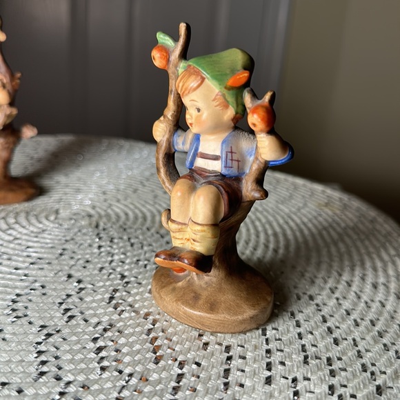 VINTAGE M.I. Hummel “Apple Tree Boy” & “Apple Tree Girl” Figurines - Picture 11 of 15